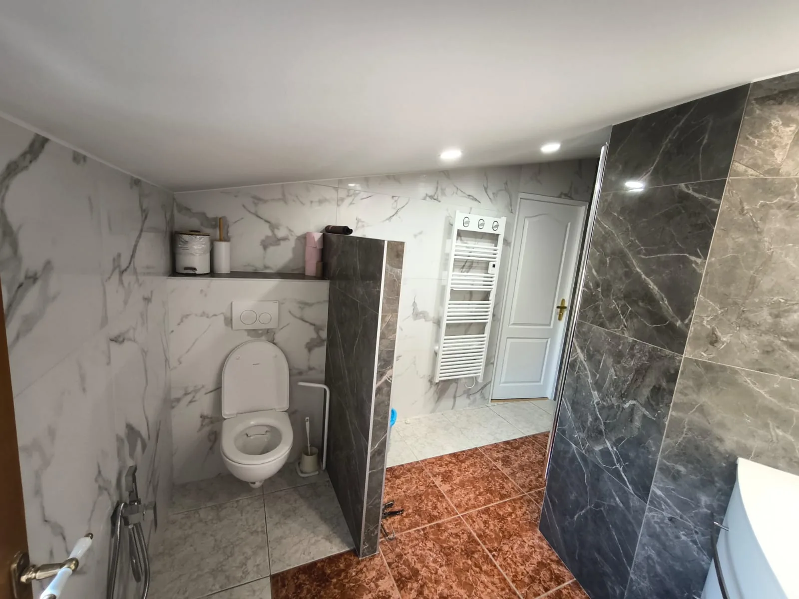 Salle de bain après rénovation avec WC suspendu par Mc Renov’luxe