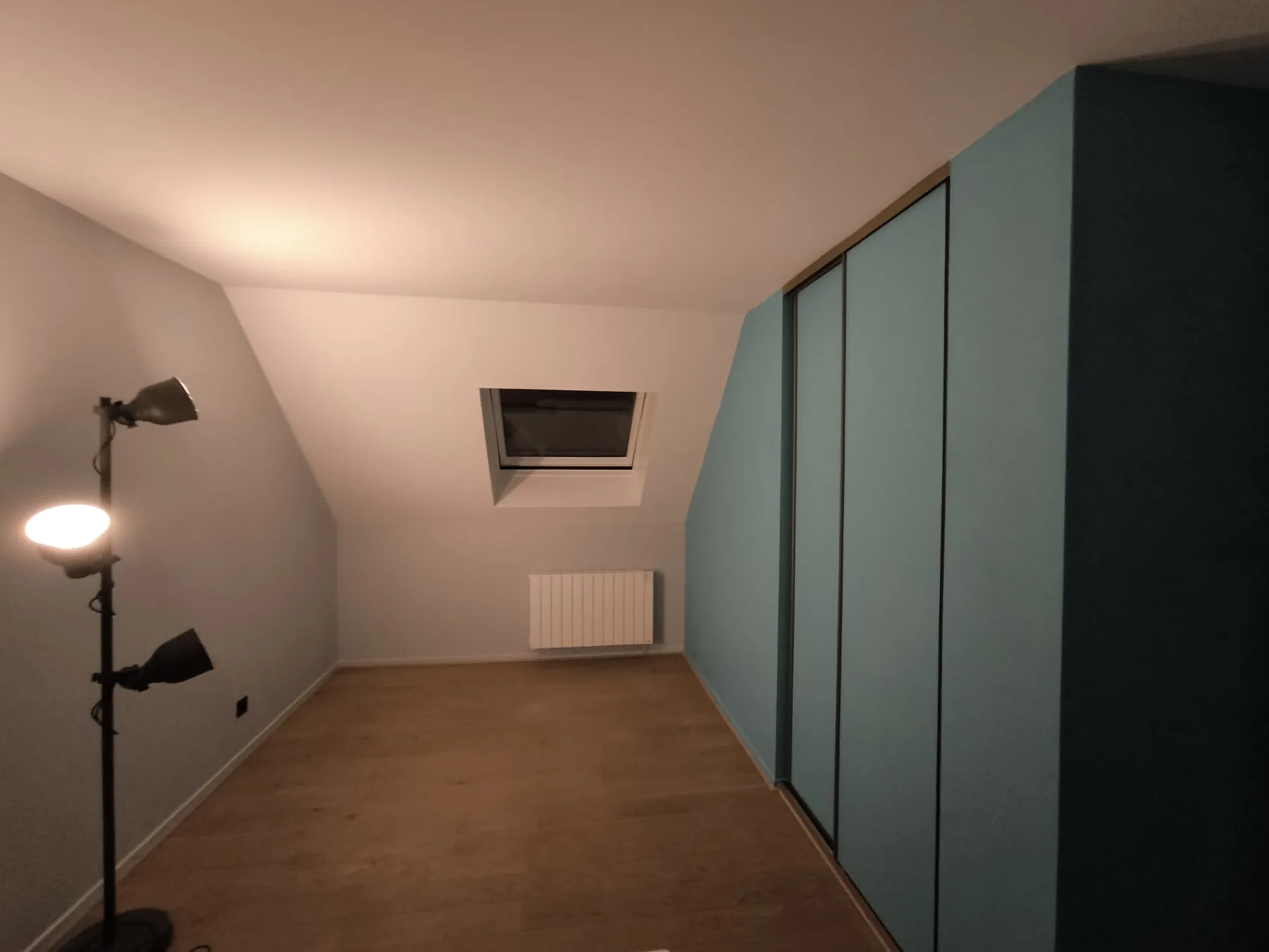 Combles rénovés avec enduit et peinture