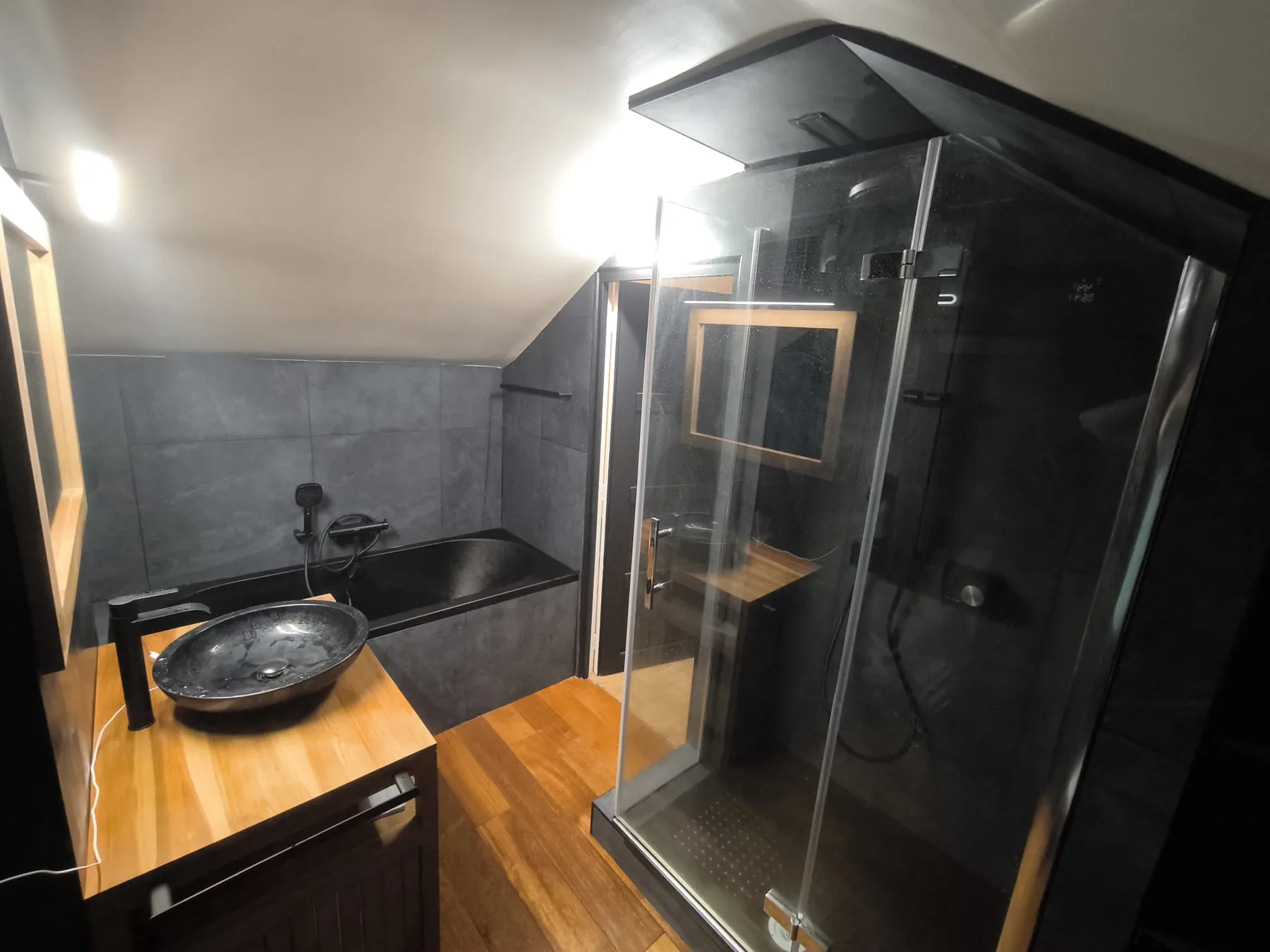 Salle de bain rénovée avec style moderne et finitions premium