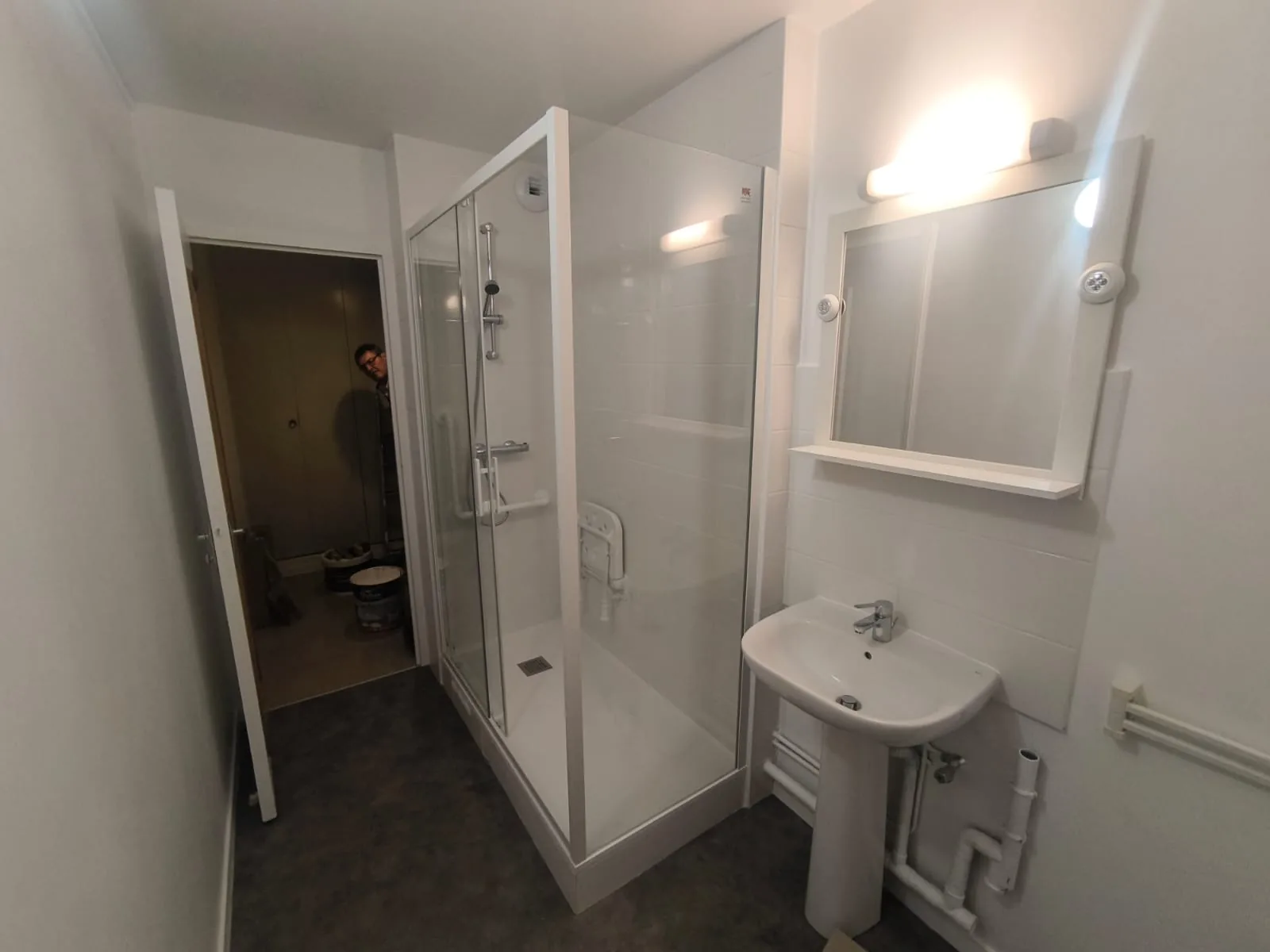 Salle de bain rénovée aux normes PMR par Mc Renov’luxe