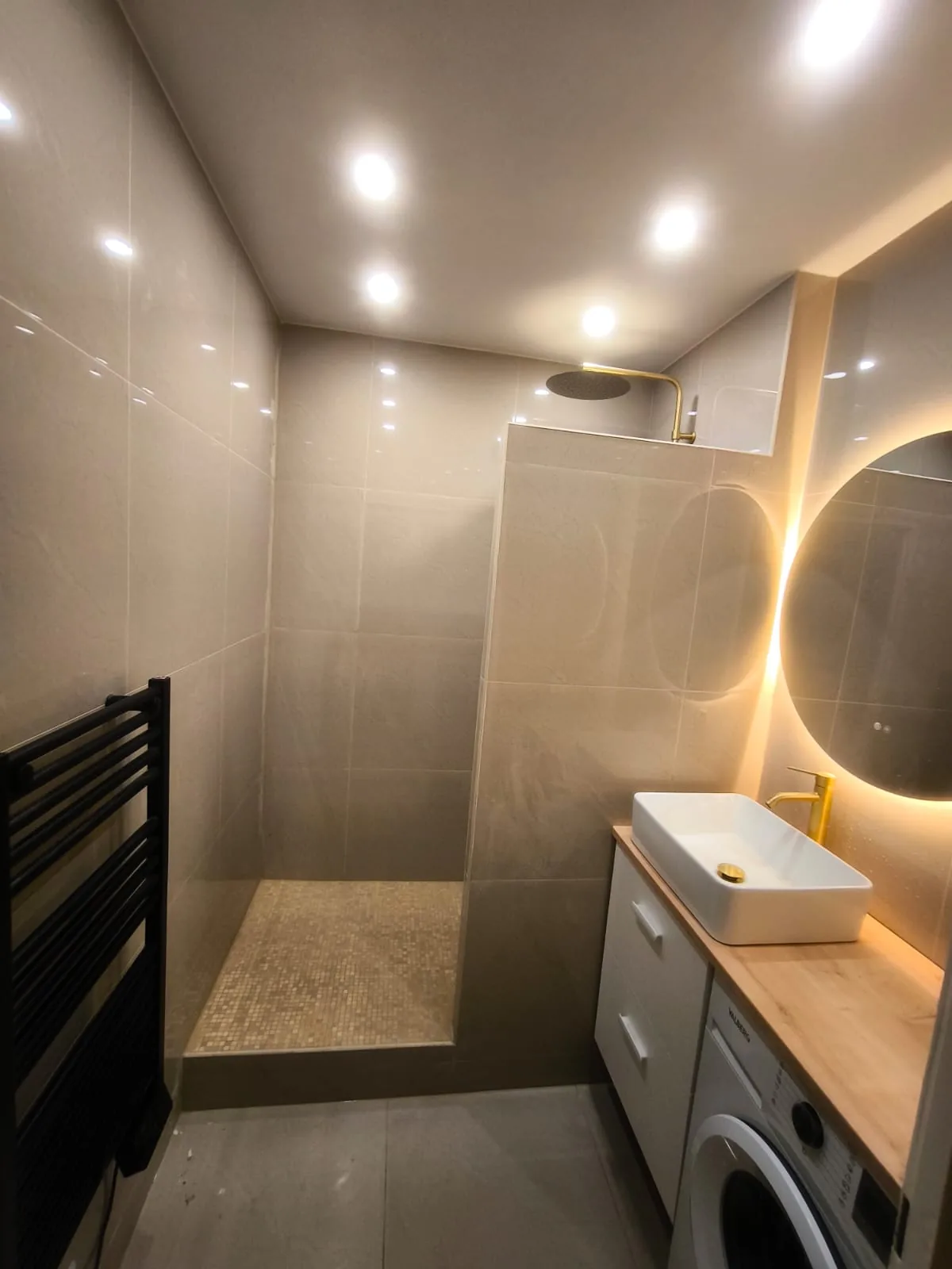 Salle de bain rénovée avec WC suspendu et plomberie intégrée