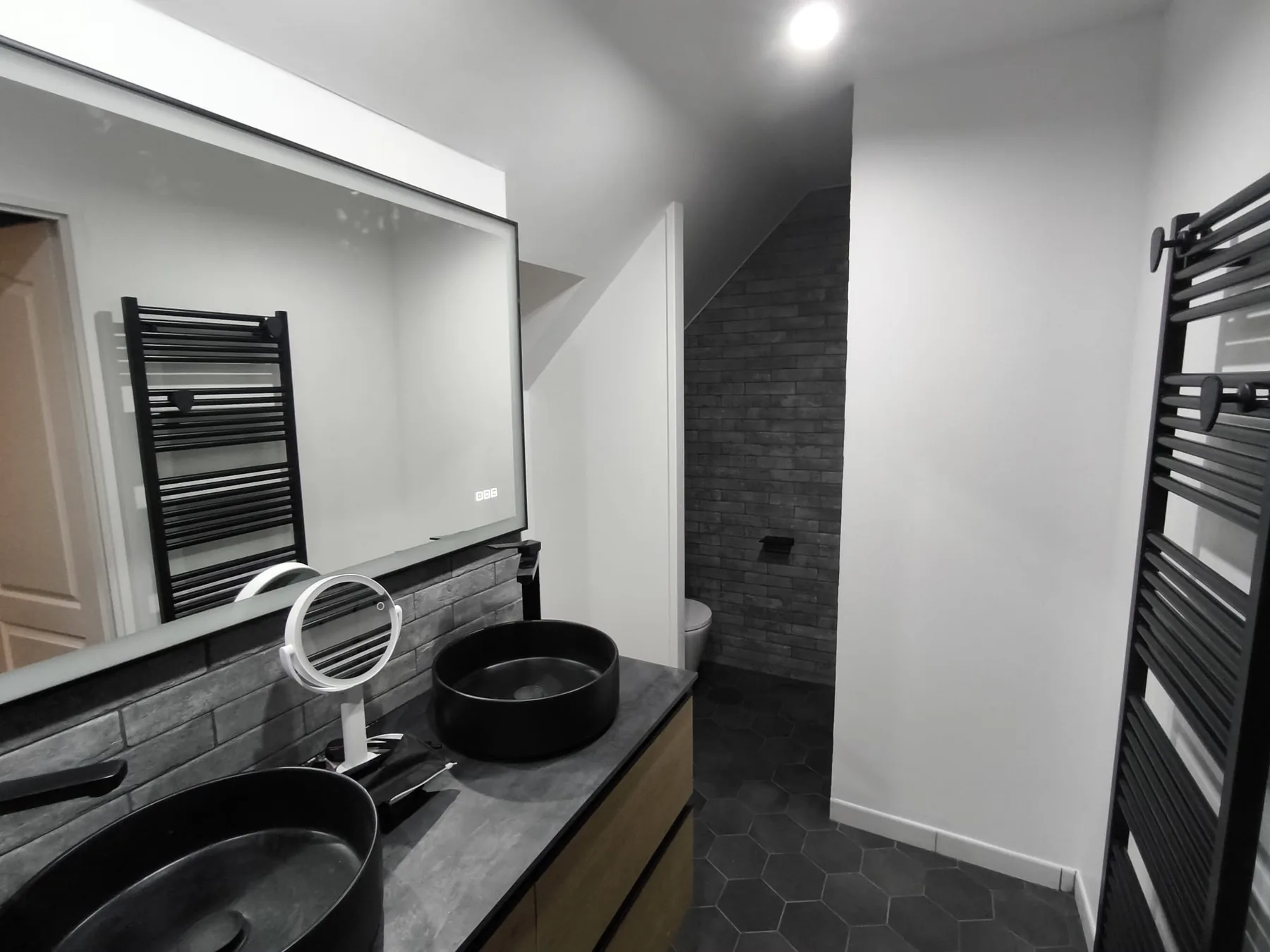 Salle de bain grise moderne rénovée par Mc Renov’luxe
