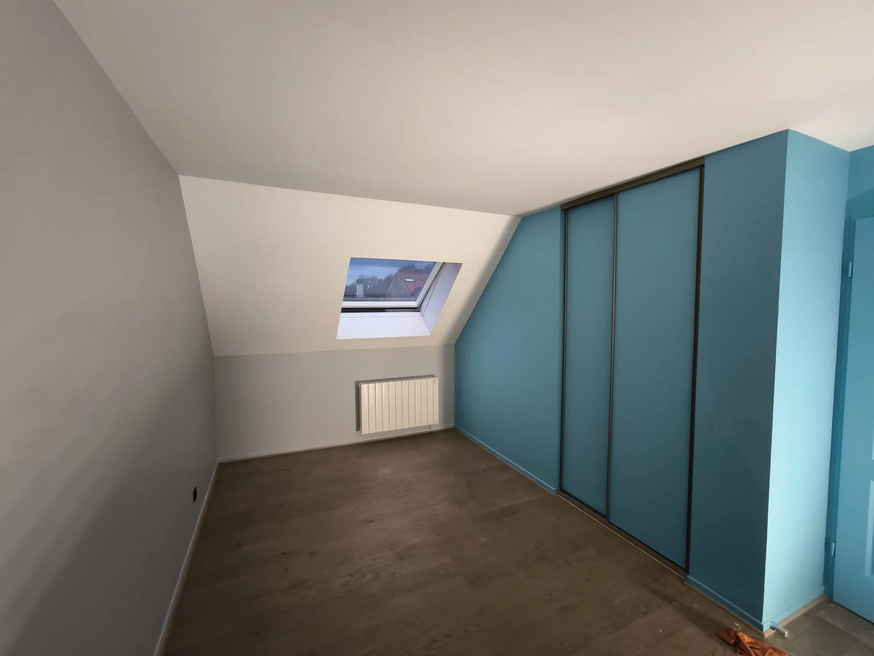 Combles rénovés avec enduit peinture et finitions propres