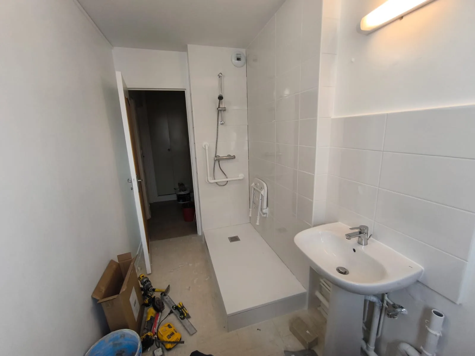 Salle de bain rénovée avec travaux de plomberie par Mc Renov’luxe